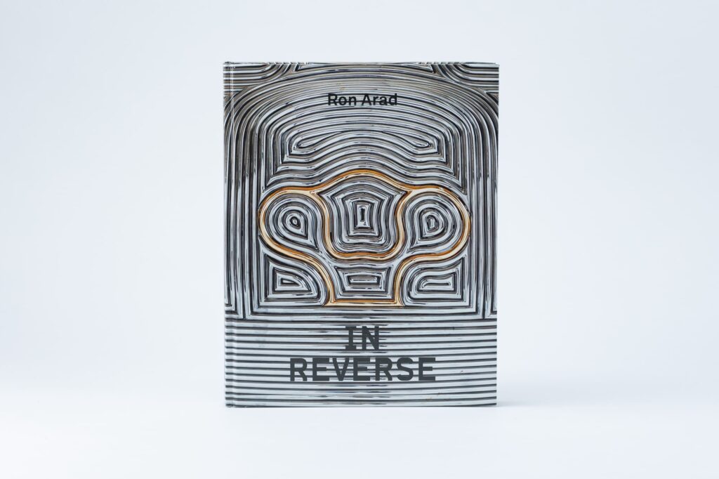 ספר אומנות הודפס בער הדפסות על ידי רון ארד עומד