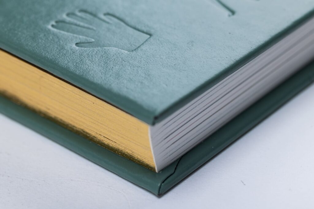 ספר כריכה קשה ירוק ענת פרופר גולדנברג תקריב 5 הודפס בער הדפסות